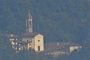 43 Maxi zoom sul santuario Madonna della neve di Costa Serina, punto di partenza per il MOnte Suchello